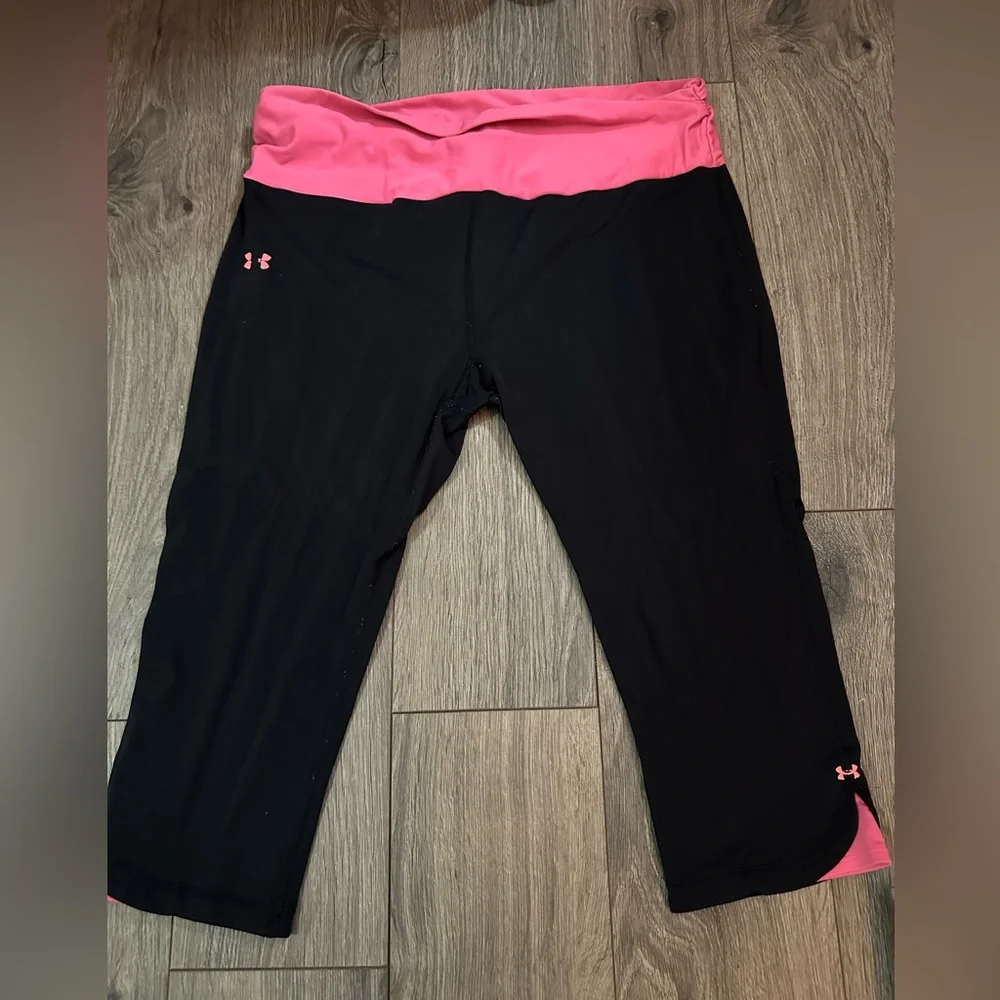 Under Armour dry fit knee cropped leggings. Size large. - Picture 1 of 3